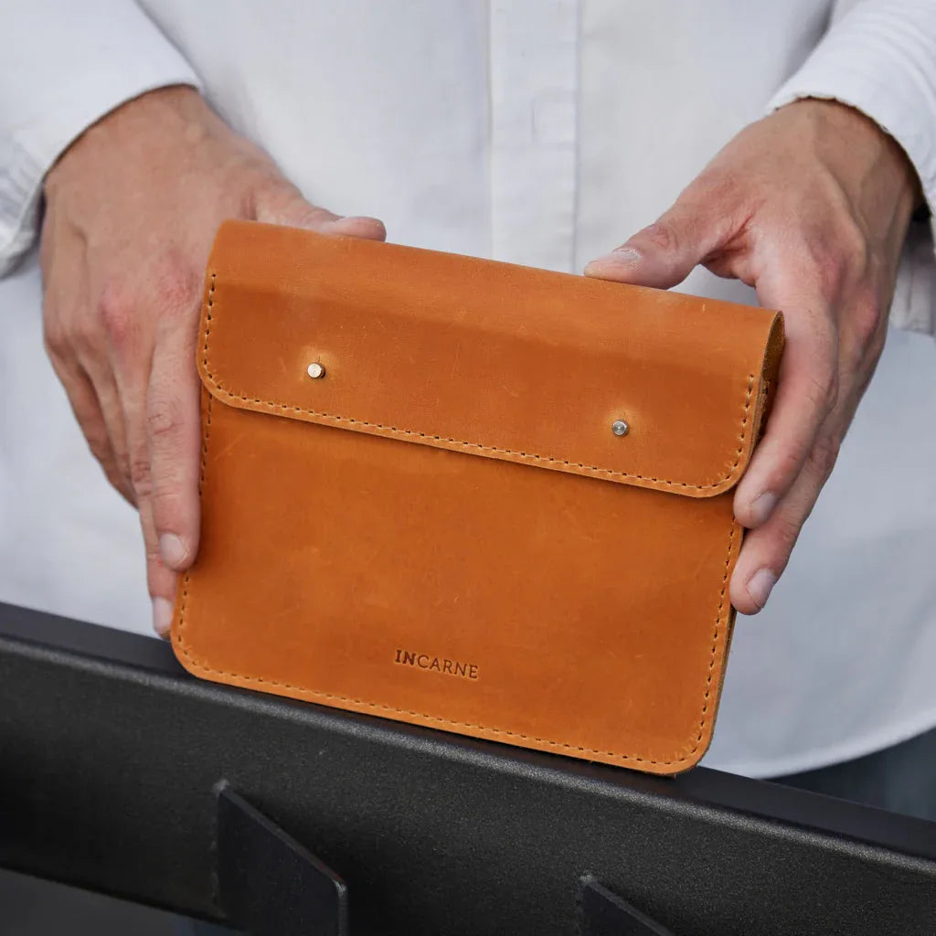 Keep Charger, Cable, and Mouse Organizer in vintage leather - INCARNEĀ® Global