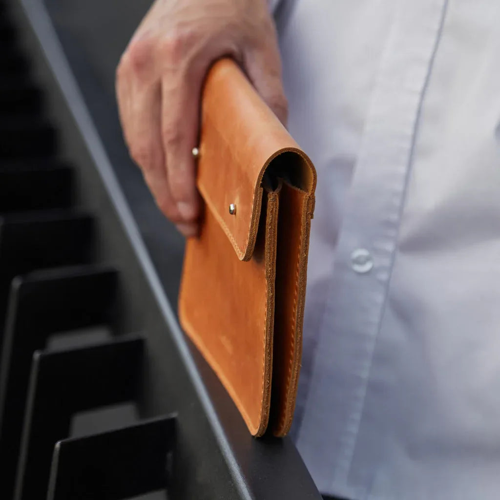 Keep Charger, Cable, and Mouse Organizer in vintage leather - INCARNEĀ® Global