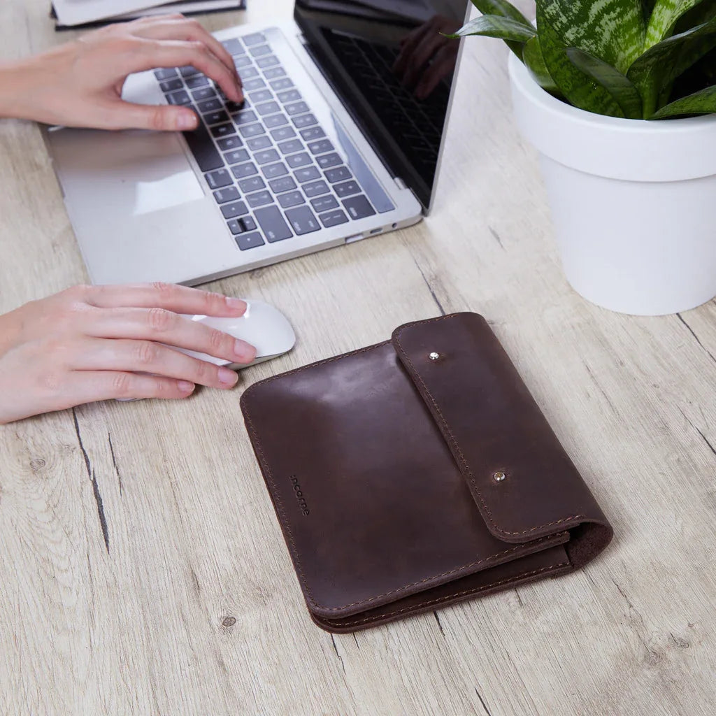 Keep Charger, Cable, and Mouse Organizer in vintage leather - INCARNEĀ® Global