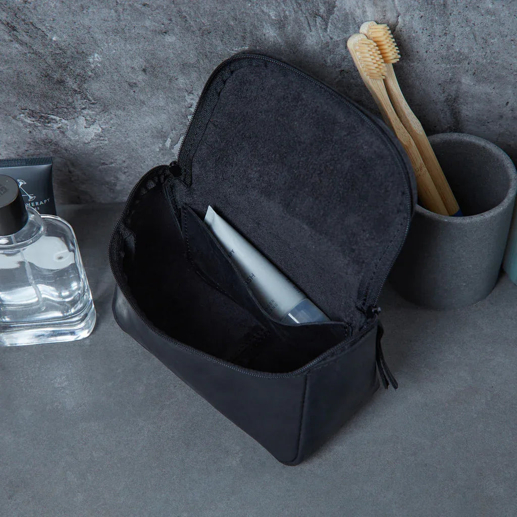 Makeup bag Timeless made from vintage leather - INCARNE® Global