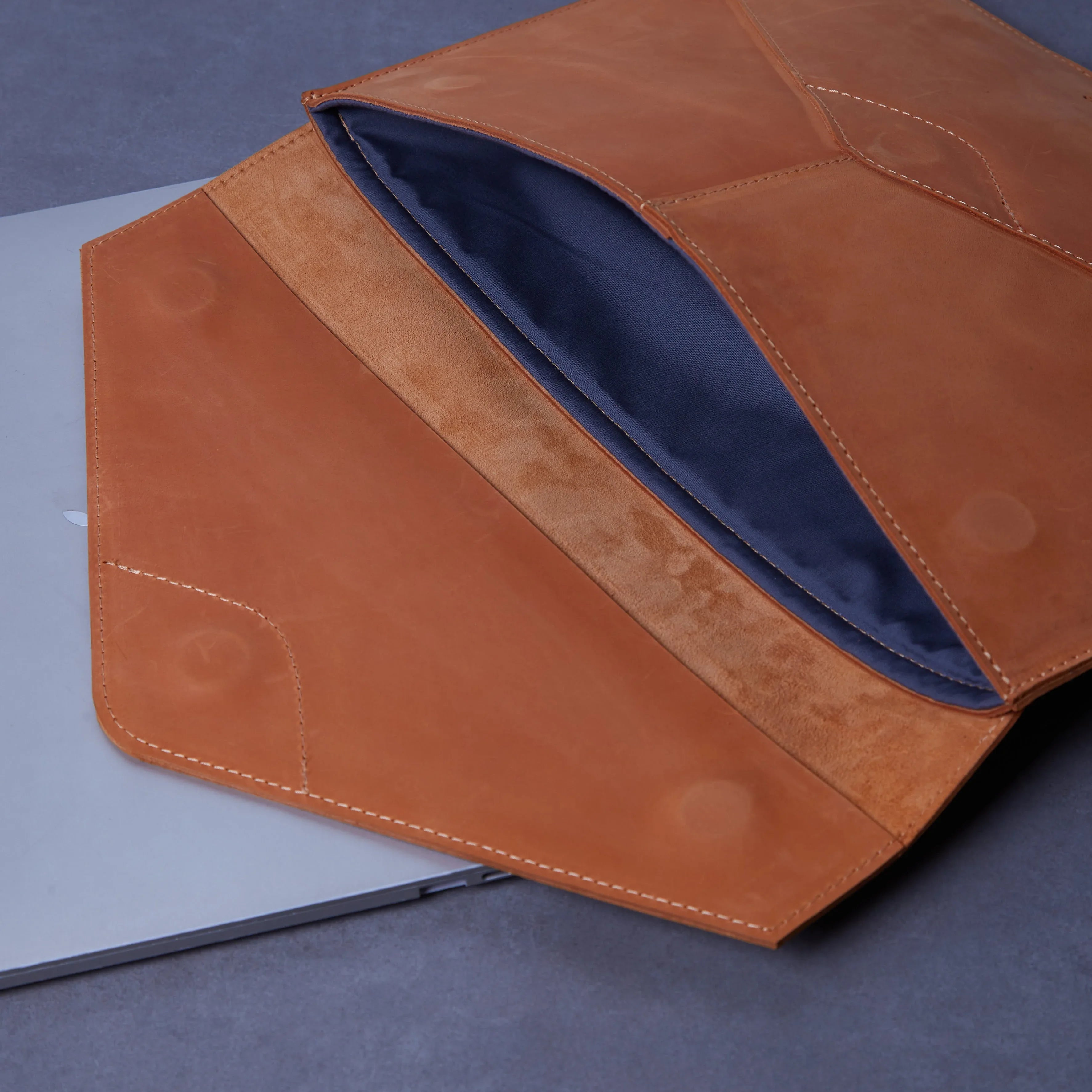 Message Laptop Sleeve, Cognac (vintage) - INCARNE® Global