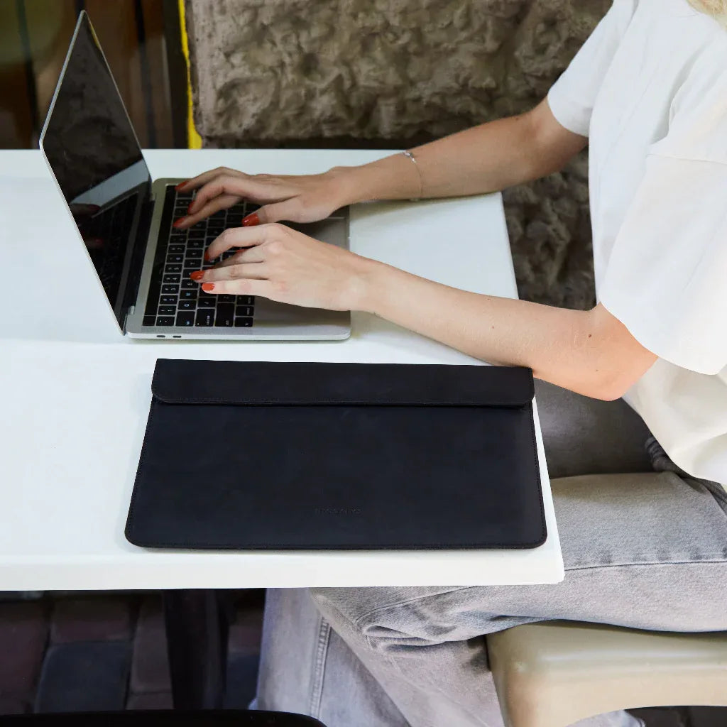 Klouz case - INCARNE® Ukraine